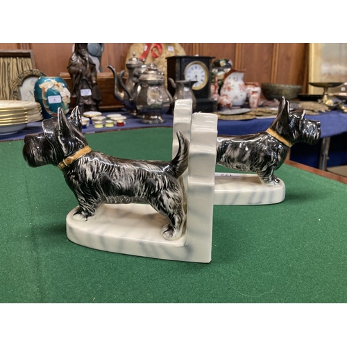 172 - Pair of dog bookends, 12cm. 