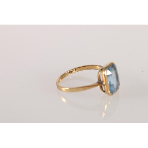 529 - 18ct gold dress ring set with large pale blue aquamarine type faceted stone, 3g gross.