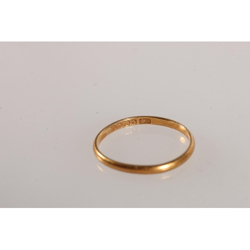 551 - 18ct gold plain wedding band ring by maker HS, 1g.