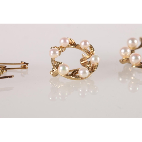 586 - Three 9ct gold mounted brooches, two set with pearls and the bar brooch set with amethysts, 6.8g gro... 