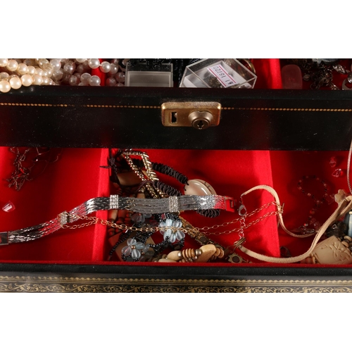 629 - Jewellery box with quantity of white metal and costume jewellery to include necklaces, rings, earrin... 