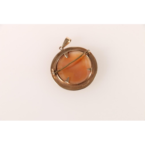 673 - 9ct gold mounted cameo shell pendant, 4.5g. 