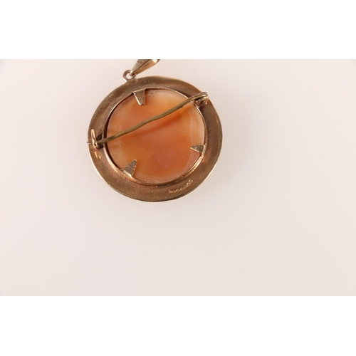 673 - 9ct gold mounted cameo shell pendant, 4.5g. 