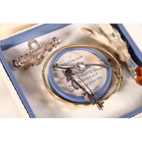 668 - Ladies Via Lucia wristwatch in issue case with certificate of authenticity, triple strand pearl neck... 