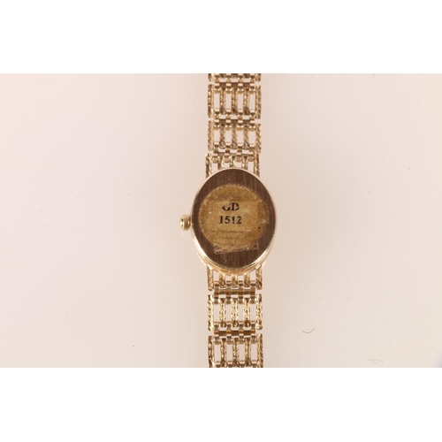 514 - Ladies 9ct gold cased Accurist Gold wristwatch on 9ct gold bracelet, 15.3g gross.