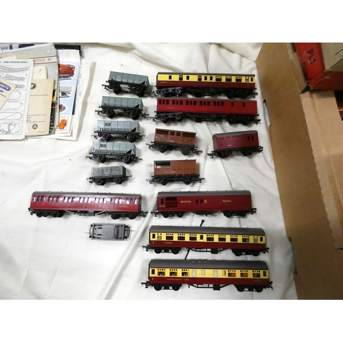 249 - Large collection of 00 gauge rolling stock.