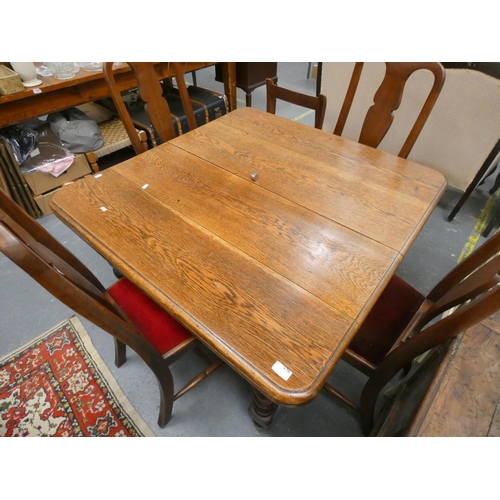 446 - Small oak dining table.