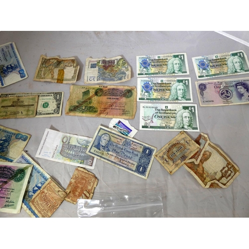 331 - Collection of world bank notes.