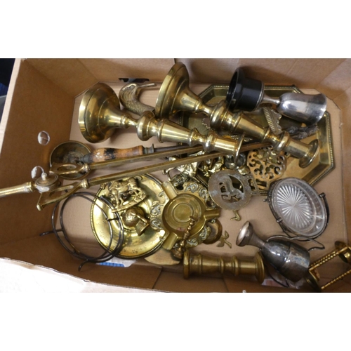 347 - Large box of vintage brassware.