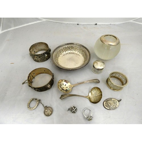 262 - Small bag of white metal items.