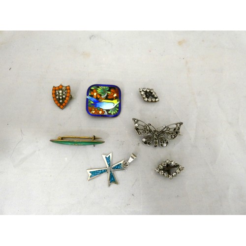 263 - Bag of vintage brooches to include an enamelled one.