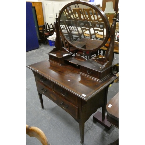 448 - Mahogany dressing table, with mirror and drawers.