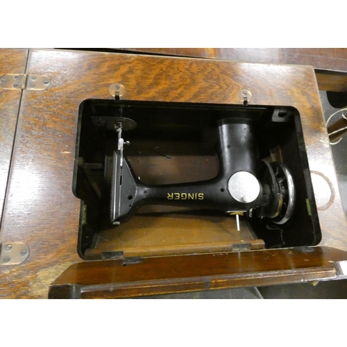 496 - Antique singer sewing machine.