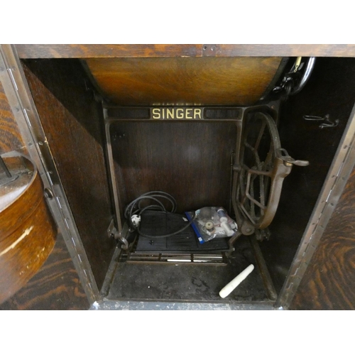 496 - Antique singer sewing machine.