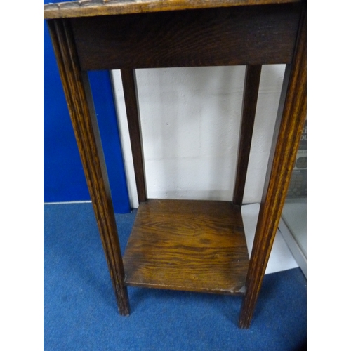 525 - Two-tier oak table.