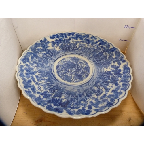 57 - Group of blue and white ceramics to include Chelsea-style stand with anchor stamp to the underside, ... 