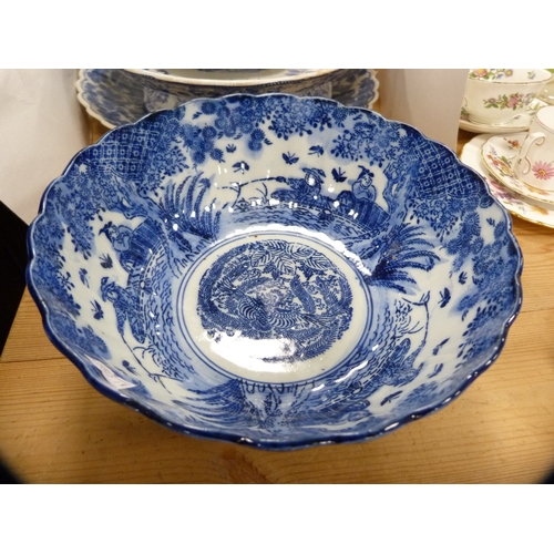 57 - Group of blue and white ceramics to include Chelsea-style stand with anchor stamp to the underside, ... 