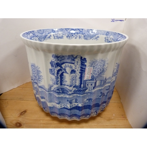 57 - Group of blue and white ceramics to include Chelsea-style stand with anchor stamp to the underside, ... 