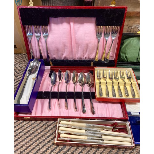 372 - Various cased sets of cutlery