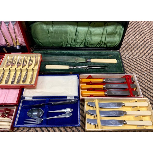 372 - Various cased sets of cutlery