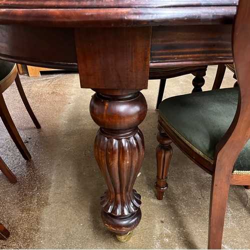 528 - 20th century mahogany telescopic table & 8 chairs table length with leaves 288 cm