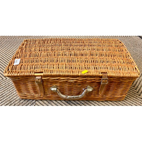 363 - Vintage wicker hamper picnic basket set