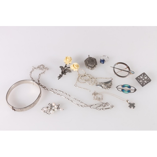 540 - Quantity of silver and white meatal jewellery to include Malcolm Gray brooch, hinged bangle, chains ... 