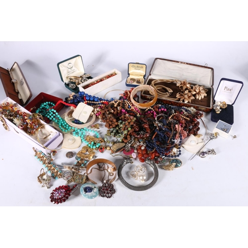 543 - Quantity of costume jewellery to include beads, bracelets, earrings, etc. 