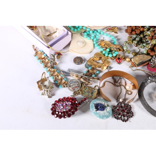 543 - Quantity of costume jewellery to include beads, bracelets, earrings, etc. 