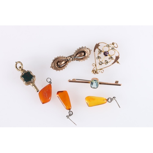 553 - 9ct gold bar brooch set with aqua marine, 5cm, 2.6g, yellow metal Edwardian brooch, etc. 