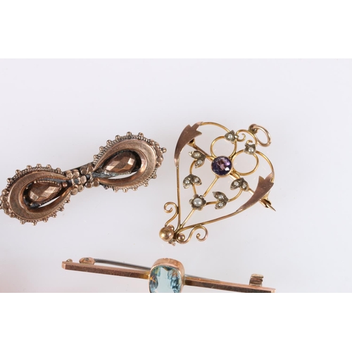 553 - 9ct gold bar brooch set with aqua marine, 5cm, 2.6g, yellow metal Edwardian brooch, etc. 