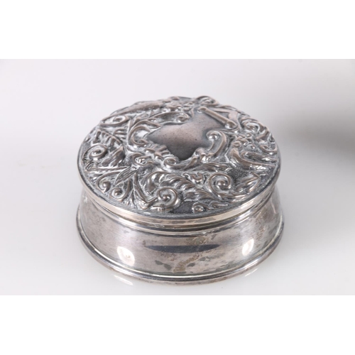 601 - George V silver footed box, hallmarked Walker and Hall, Birmingham 1916, and a circular box. 