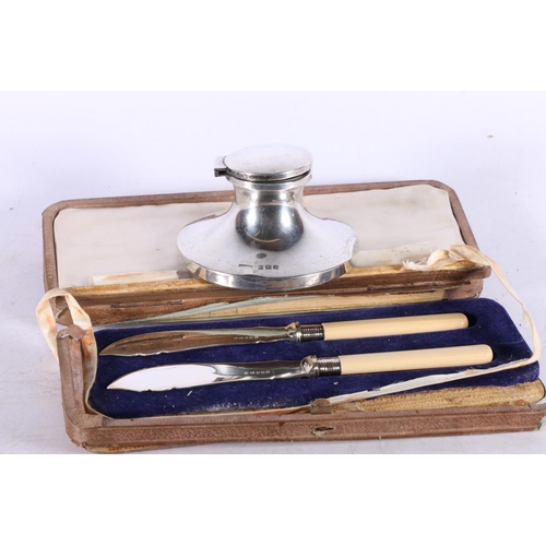 625 - George V silver capstan style ink well, hallmarked Birmingham 1919, 5.5cm, and a pair of EPNS knives... 