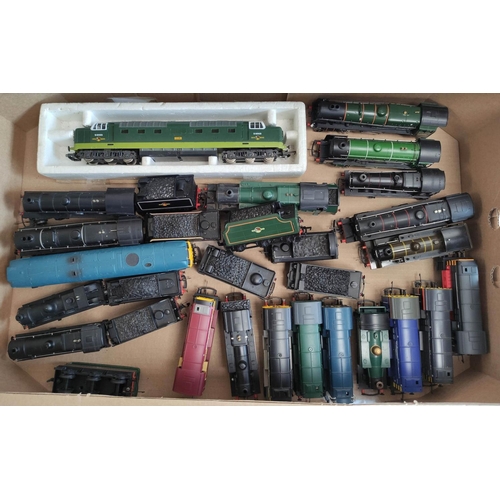 128 - Collection of 00 gauge locomotives, to include Bachmann, Mainline, nine Hornby Class 08 Shunters, a ... 