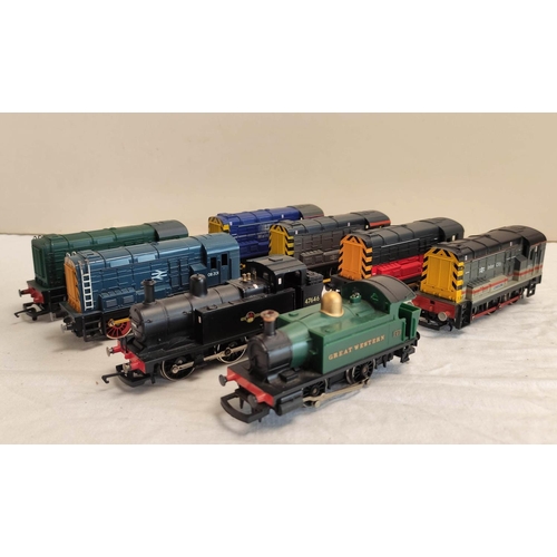 128 - Collection of 00 gauge locomotives, to include Bachmann, Mainline, nine Hornby Class 08 Shunters, a ... 