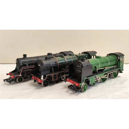 128 - Collection of 00 gauge locomotives, to include Bachmann, Mainline, nine Hornby Class 08 Shunters, a ... 