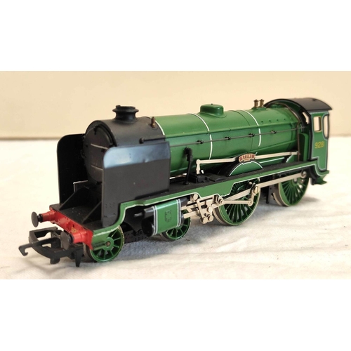 128 - Collection of 00 gauge locomotives, to include Bachmann, Mainline, nine Hornby Class 08 Shunters, a ... 