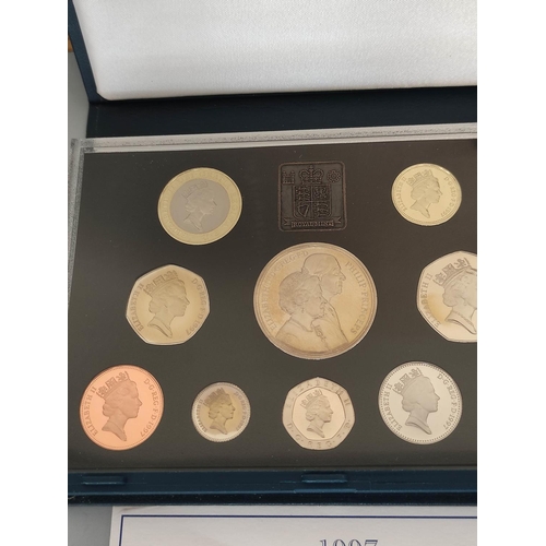 184 - United Kingdom. 2005 boxed Proof Coin Set and another dated 1997. (2)