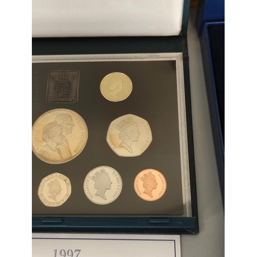 184 - United Kingdom. 2005 boxed Proof Coin Set and another dated 1997. (2)