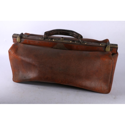 113 - Vintage Gladstone bag.