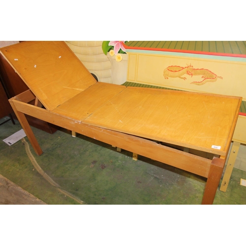 658 - Adjustable beauticians table, 75 x 180 x 60cm. 