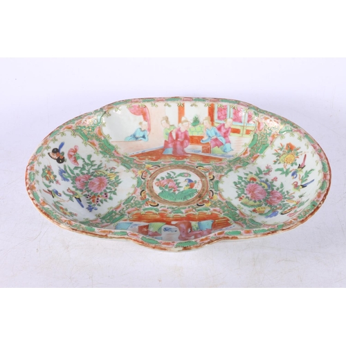 104 - 19th century Chinese export famille rose dish, 26cm x 21cm.