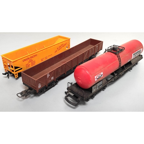 135 - Collection of 00 gauge rolling stock and components comprising of issues by Lima and Hornby to inclu... 