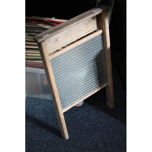 672 - Vintage wash board, 60cm.