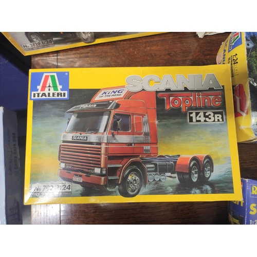 91 - Five 1:24 scale model vehicle kits comprising of four by Italeri to include Scania 580 V8 3819, Scan... 