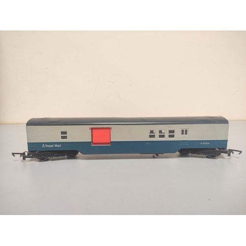 136 - Collection of 00 gauge locomotives, rolling stock, components and track to include Hornby Class A3 4... 