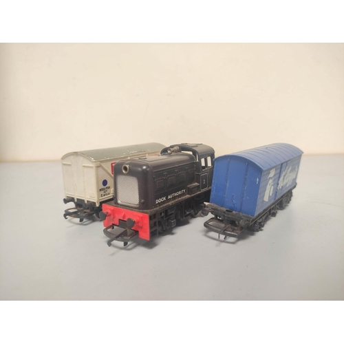 136 - Collection of 00 gauge locomotives, rolling stock, components and track to include Hornby Class A3 4... 