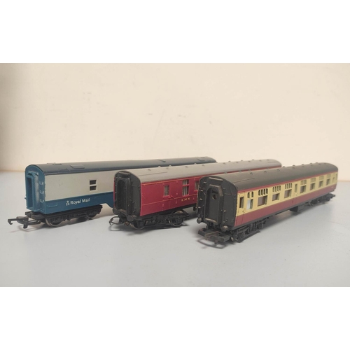 136 - Collection of 00 gauge locomotives, rolling stock, components and track to include Hornby Class A3 4... 