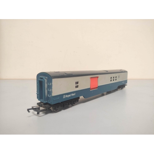 136 - Collection of 00 gauge locomotives, rolling stock, components and track to include Hornby Class A3 4... 