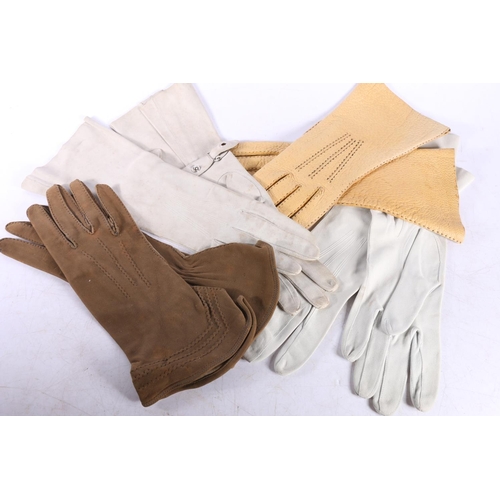 131E - Quantity of vintage leather gloves.